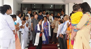 Governor Shri JP Rajkhowa and First Lady Smt Rita Rajkhowa with the officers and officials of Raj Bhavan and their families during their departure at Raj Bhavan, Itanagar on 13th September 2016